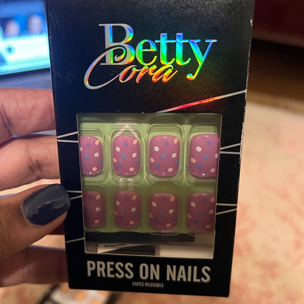 Betty Cora Polka Dot Press-on Nails